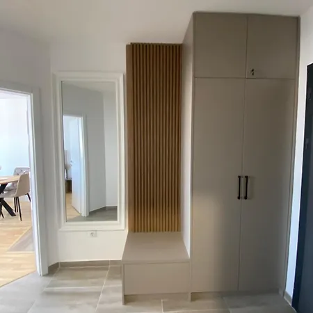 Urban Panorama Apartment *