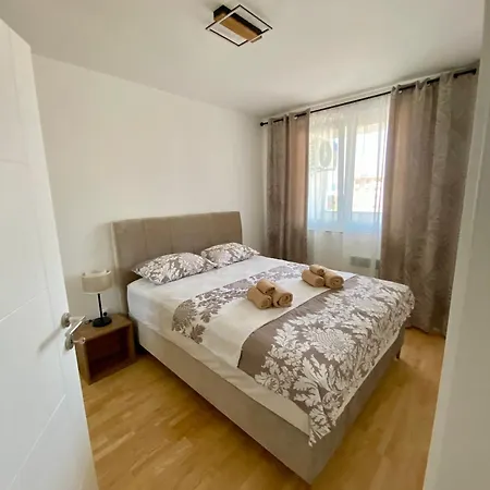 Urban Panorama Apartment *